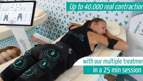 Γυναίκα κάνει θεραπεία ishape ems