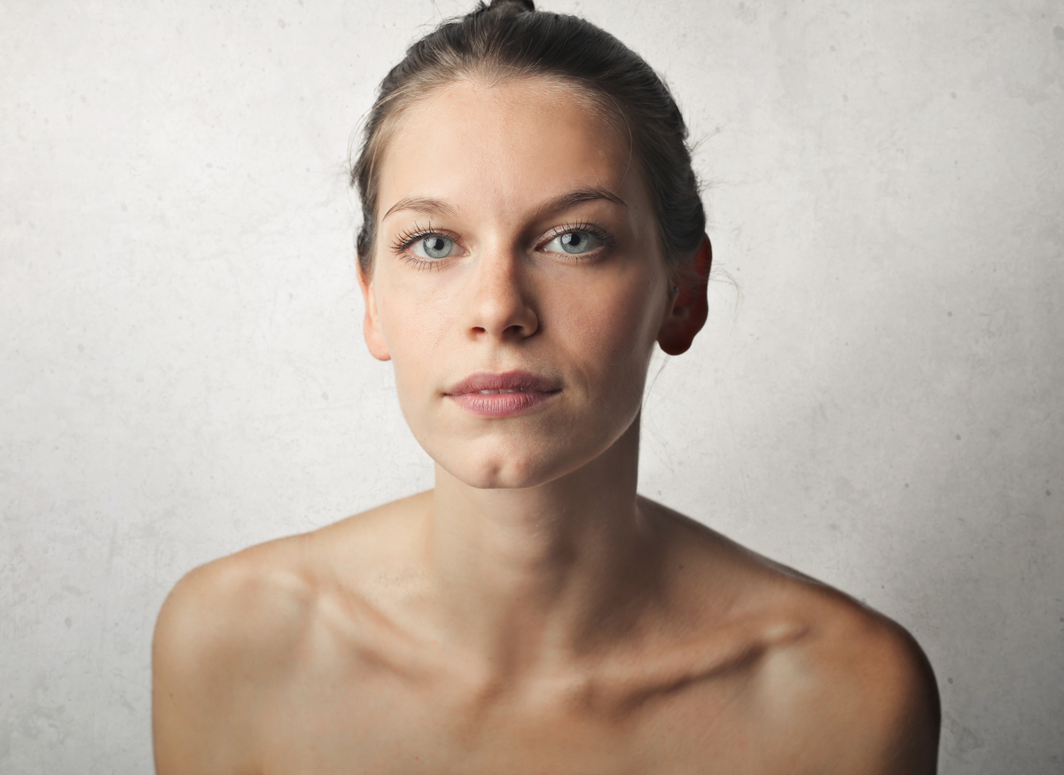 ακμή στο μέτωπο - καθαρό πρόσωπο